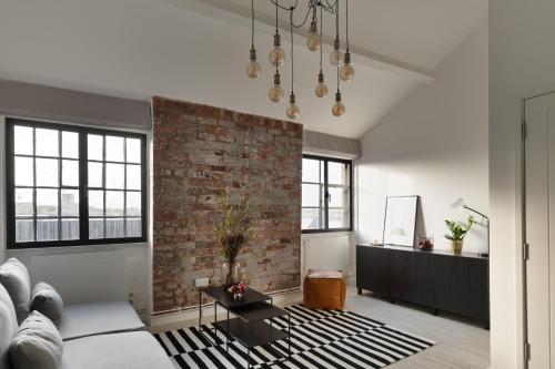 Кровать или кровати в номере OneFiveSix - Unique Apartments Birmingham