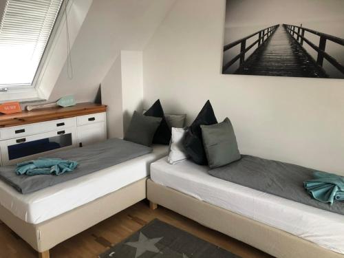 Ένα ή περισσότερα κρεβάτια σε δωμάτιο στο Hygge House - mit Garten, Dachterrasse und Weitblick