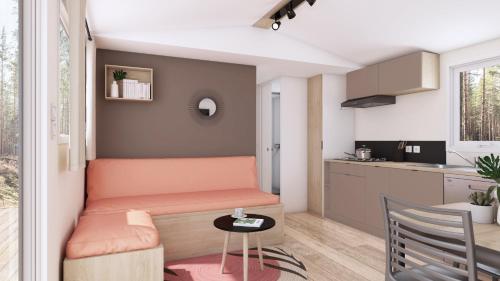 Apartamento pequeño con sofá naranja y mesa. en Camping le Rhône, en Tournon-sur-Rhône