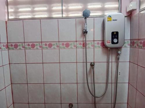 Ένα μπάνιο στο Lychee Room w balcony Near AirportTrain BTS Sukhumvit 2min walk 7-11
