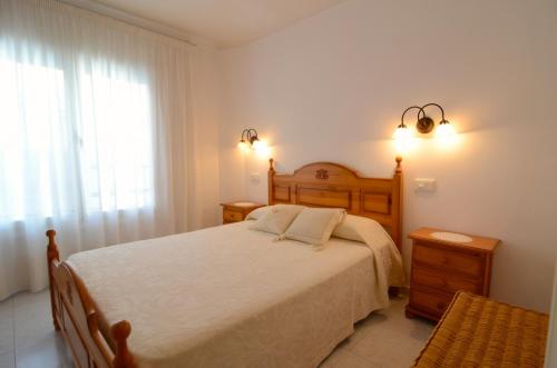 Un dormitorio con una cama grande y una ventana en Enric Serra 54, en L'Escala