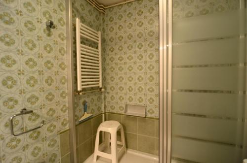 y baño con ducha y taburete. en Enric Serra 54, en L'Escala
