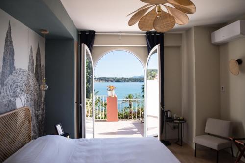 a bedroom with a view of the ocean at Les Galets Hôtel et B&B in Bandol