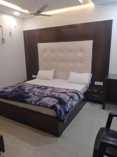 1 dormitorio con 1 cama grande en una habitación en Hotel Uday Raj By WB Inn en Agra