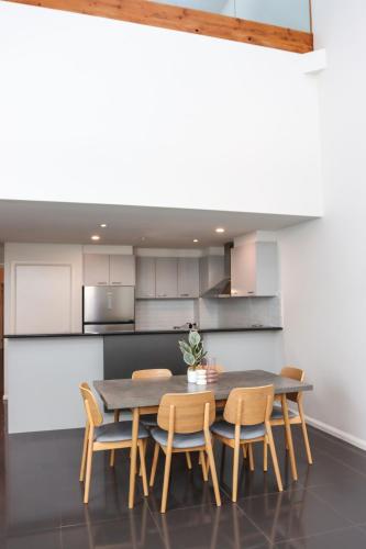 a kitchen with a dining room table and chairs at Bendigo Townhouse - Walk to the CBD in Bendigo