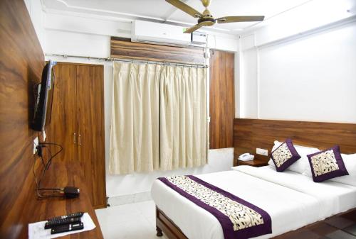 a bedroom with a bed and a television in it at Hotel Su Pinsa in Itānagar