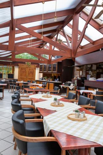 a large dining room with tables and chairs at Hotel De Oude Brouwerij in Mechelen