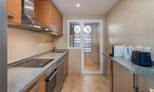 a kitchen with a sink and a counter top at Los Eucaliptos Appartement deux chambres Chez Stefan in Benahavís