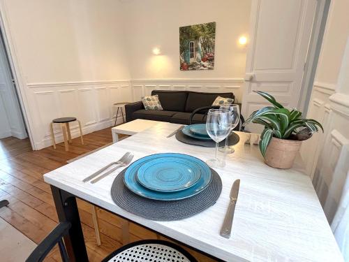 - une table avec une plaque bleue dans le salon dans l'établissement L'appartement Lecourbe, à Paris