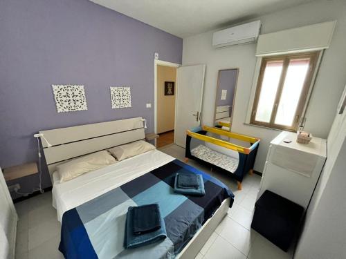 Un dormitorio con una cama grande y un baño. en BeachFront, en Giardini Naxos