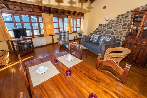 a living room with two tables and a couch at Casa de Ligueria in Rozapanera