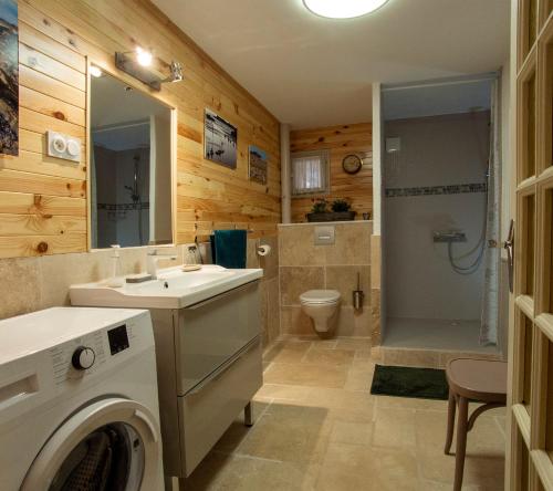 比伊萊巴羅涅的住宿－Gite de l'Ancienne Gare，一间带洗衣机和水槽的浴室