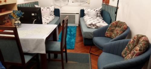 uma sala de estar com duas cadeiras, uma mesa e um sofá em Adikati Lak em Bük