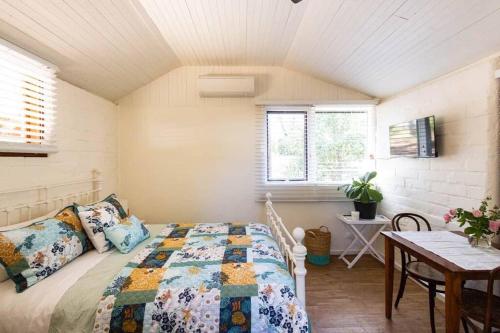Katil atau katil-katil dalam bilik di Maldon Cosy Garden Cottage - Charming One Room Studio