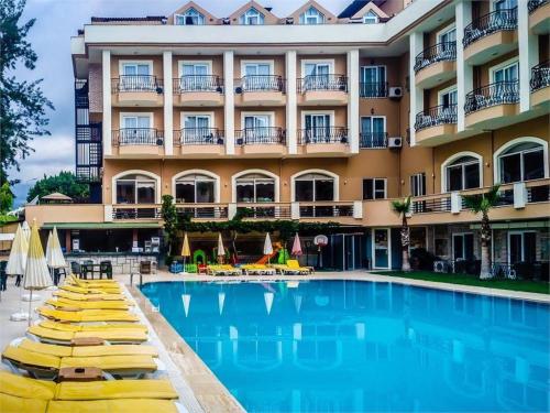 un hotel con piscina di fronte a un edificio di BESO BEACH HOTEL ad Ağva