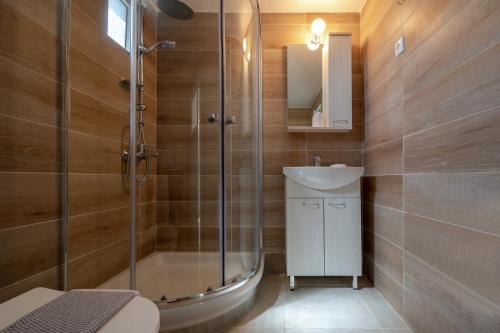 La salle de bains est pourvue d'une douche, de toilettes et d'un lavabo. dans l'établissement Vrisidia Cottage - Nature, Seaview & Relax, à Plakias