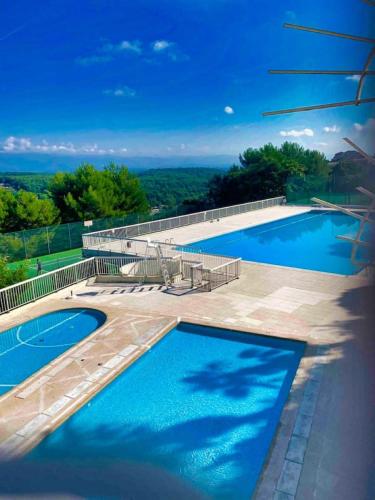 - deux piscines avec vue sur l'océan dans l'établissement Ref MLH - Palmes d'Or Properties, à Mougins
