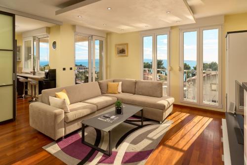 sala de estar con sofá y mesa en Sun Spalato Hills 7 en Split