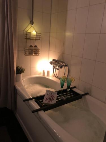 y baño con bañera y bandeja. en COZY COTTAGE-VILLA CLOSE TO WINTER SPORTS, MOUNTAIN & LAKE - 10 Pers, en Mörsil