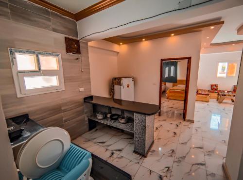 La salle de bains est pourvue de toilettes et d'un lavabo. dans l'établissement Zarnouk beach house, à Dahab