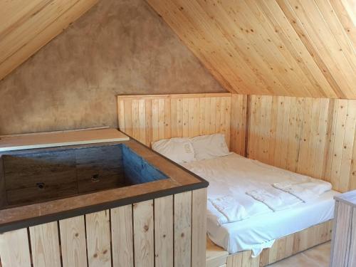 a small room with a bed in a wooden cabin at Villetta di Faraya in Fārayyā