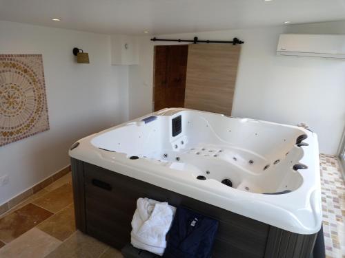 a jacuzzi tub in a bathroom at Gîte de Valentin Moulin de Tartay en Avignon in Avignon