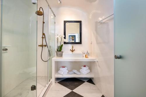 Fira 2-Bed Villa Sleeps 4 Hot Tub & Pet Friendly photo 3