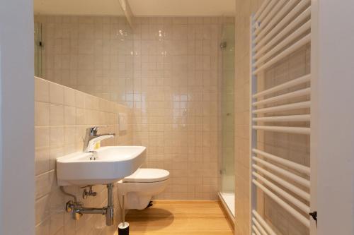 uma casa de banho com um lavatório e um WC em Villa Schönthaler em Semmering