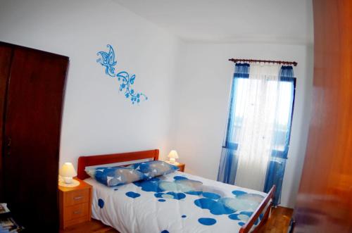 Posteľ alebo postele v izbe v ubytovaní Apartment Elena, village Peresiji