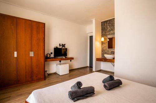 a bedroom with a bed with towels on it at Li Mango in Tigaki