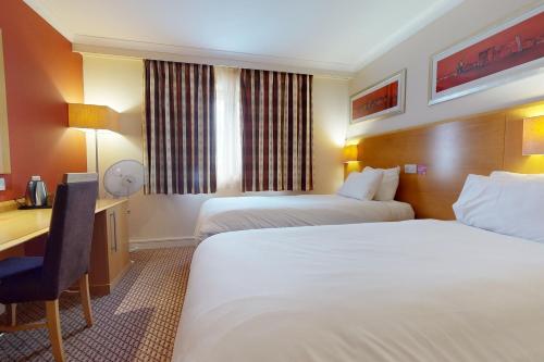 Pokój hotelowy z 2 łóżkami i biurkiem w obiekcie Village Hotel Hull w mieście Hull