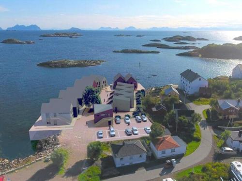 una vista aérea de una casa en una isla en el agua en Rorbuleilighet Lysøya 1H en Henningsvær