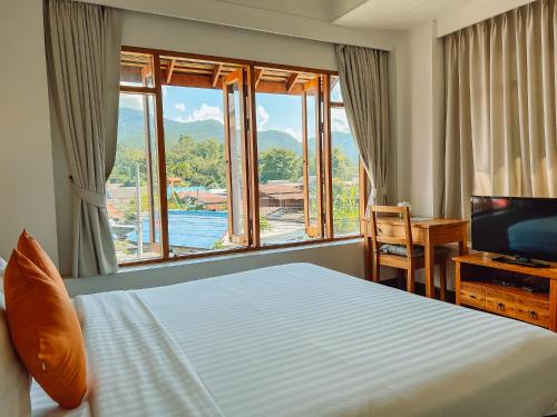 Giường trong phòng chung tại Pai Cherkaew Boutique House