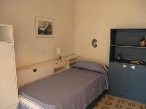 um pequeno quarto com uma cama e armários em Breathtaking seaview in Grado - Beahost Rentals em Lido