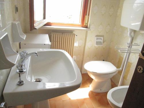 uma casa de banho com um lavatório e um WC em Breathtaking seaview in Grado - Beahost Rentals em Lido