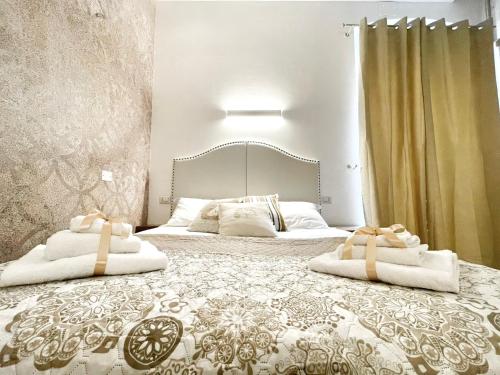 1 dormitorio con 1 cama con 2 almohadas en BARI ROOMS Abate Gimma, en Bari