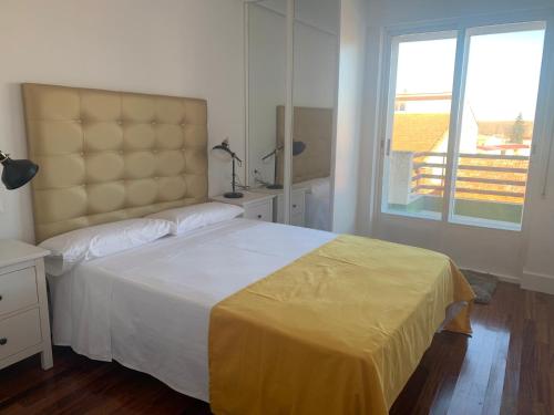 um quarto com uma cama grande e uma janela grande em Villa Aurora em La Bañeza