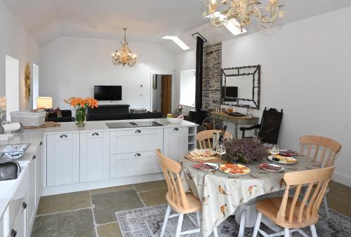 uma cozinha e sala de jantar com mesa e cadeiras em Stables Cottage em Perth