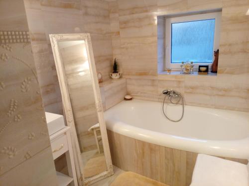 baño con bañera, ventana y lavamanos en Pod skálou, Mánesova 646, en Úpice