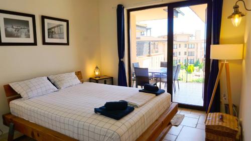 una camera da letto con un letto con due asciugamani sopra di Apartment DECORA Sea View a Topola