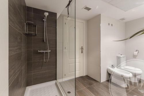 ein Badezimmer mit Dusche, Toilette und Waschbecken in der Unterkunft La Manga Club Resort - Los Olivos 43 in Atamaría
