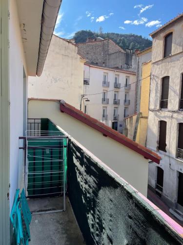 einen Blick vom Balkon eines Gebäudes in der Unterkunft Studio amelie proche des thermes 2ieme étage in Amélie-les-Bains-Palalda