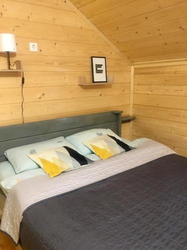 a bedroom with a bed in a wooden cabin at Shum Cheremosha in Verkhovyna