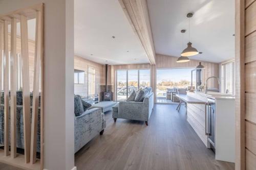 Χώρος καθιστικού στο Stylish Lodge At Windsor Racecourse Marina