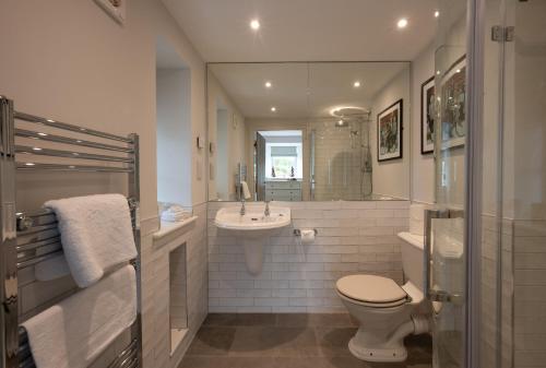 La salle de bains est pourvue de toilettes, d'un lavabo et d'une douche. dans l'établissement Laverockbank Farmhouse, à Perth