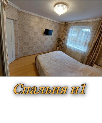 um pequeno quarto com uma cama e uma janela em Апартаменти 2 х кімнатна Суховоля em Truskavets