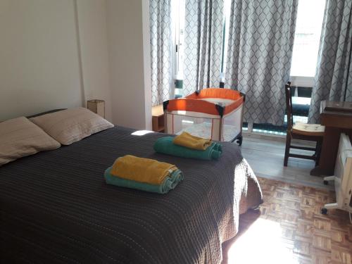 1 dormitorio con 1 cama con 2 toallas en Cálido, luminoso & excelente ubicación BA en Buenos Aires