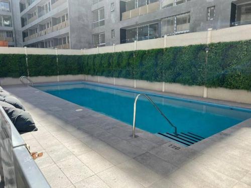 una piscina en medio de un edificio en Depto nuevo cerca del Teatro Caupolicán y Movistar Arena, en Santiago