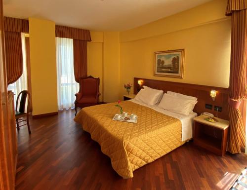 Tempat tidur dalam kamar di Hotel Miralago