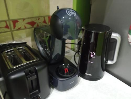 Kemudahan buat kopi dan teh di APARTAMENT VENGE -CAŁE MIESZKANIE 46m2 NA WYŁĄCZNOŚĆ - Z JEDNĄ SYPIALNIĄ I JEDNYM SYPIALNO-SALONEM -3 PIĘTRO BEZ WINDY- REZERWACJA BEZ KARTY KREDYTOWEJ-KLIMATYZACJA-NETFLIX-2 ŁÓŻECZKA DZIECIĘCE